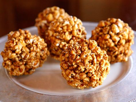 Vintage Popcorn Balls - Learn to make candied popcorn balls the old fashioned way. A vintage treat for Halloween, carnivals, festivals, or just because! Vintage Halloween Recipes, Caramel Popcorn Balls, Homemade Halloween Treats, Popcorn Balls Recipe, Easy Popcorn, How To Make Popcorn, Vintage Popcorn, Popcorn Balls, Candy Popcorn