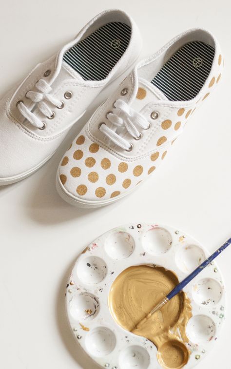 Easy as D-I-Y: Polka Dot Sneakers - Dream Green DIY Kate Spade Sneakers, Painted Shoes Diy, Polka Dot Shoes, Painted Canvas Shoes, Diy Sneakers, Green Diy, Diy Crafts For Adults, Shoes Hack, Gold Diy