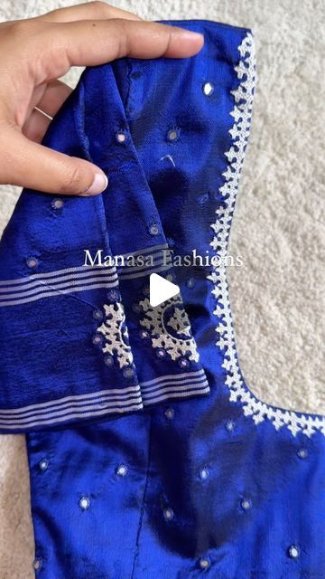 Kachi Work Blouse With Saree, Kutchwork Blouse Designs, Kach Work Designs For Blouses, Kutch Work Designs Blouses, Jarthosi Work Blouse Simple, Maugham Work Blouse Designs, Computer Kutch Work Blouse Designs, Cotton Saree Blouse Designs, Cotton Saree Blouse