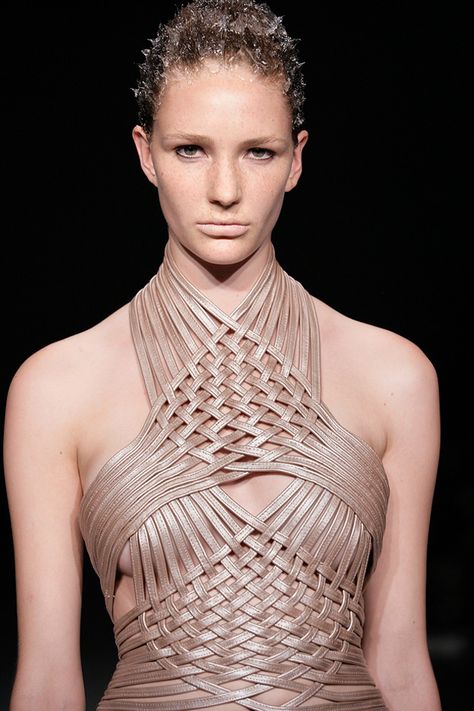 Frozen Fashion, Architectural Fashion, Detail Couture, Sculptural Fashion, Vetements Clothing, Iris Van Herpen, 3d Fashion, Futuristic Fashion, Mode Masculine