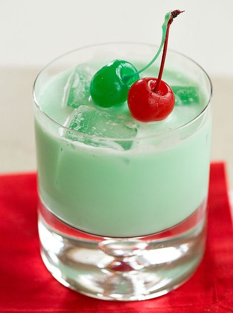 Christmas Green Dream cocktail recipe - a festive cocktail for holiday party drinks. Combines green crème de menthe, white crème de cacao, heavy cream and Maraschino cherries, to garnish. Click on the photo to get the recipe. Green Cocktails, Christmas Drinks Alcohol, Simple Desserts, Green Drink, Christmas Cocktail, Dessert Easy, Christmas Green, Recipes Dessert, Christmas Cocktails