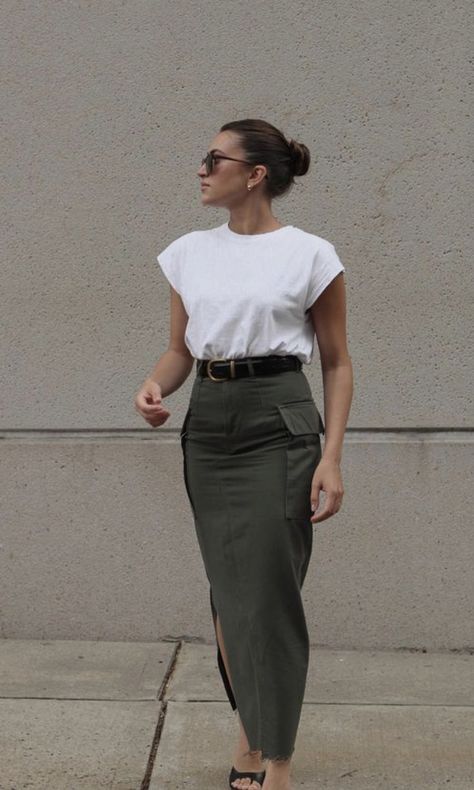 Khaki Skirt Outfits, Linen Skirt Outfit, Midi Skirts Style, Pentecostal Fashion, Capsule Wardrobe Outfits, Long Skirt Outfits, Casual Chique, Wardrobe Outfits, Refashion Clothes