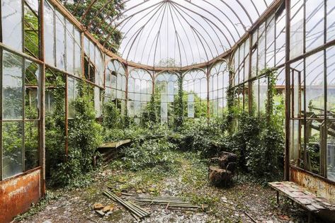 This French photographer traveled to more than 700 forgotten sites in 33 countries on four continents. Urban Exploring, Abandoned Castles, Colossal Art, Parc D'attraction, Museums In Paris, Photography Competitions, French Photographers, Beautiful Photos Of Nature, Abandoned Buildings