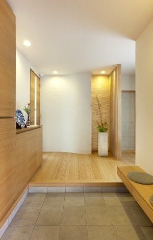 Bench Living Room Ideas, Japanese Entryway Ideas, Genkan Ideas, Storage Bench Living Room, Genkan Entrance, Japanese Entryway, Modern Japanese Homes, Bench Living Room, Minimalist Entryway