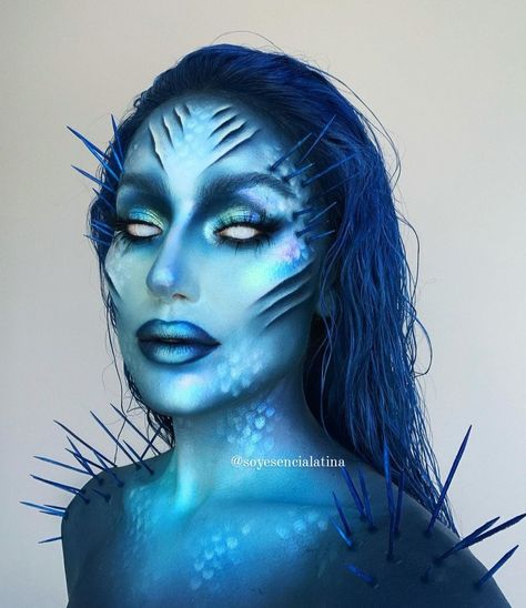 @soyesencialatina Siren Mermaid Makeup, Mermaid Fantasy Makeup, Siren Makeup Mermaid, Dark Mermaid Makeup, Sea Siren Costume, Makeup Fantasi, Siren Makeup, Mermaid Makeup Halloween, Halloweenský Makeup