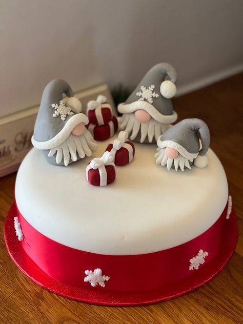 Easy Christmas Cake Decorations, Easy Xmas Cake Decorating Ideas, Christmas Cake Icing Ideas, Gonk Birthday Cakes, Fondant Christmas Decorations, Christmas Cake Decor Ideas, Christmas Cake Fondant Decorating Ideas, Gonk Christmas Cake, Christmas Cake Designs Fondant