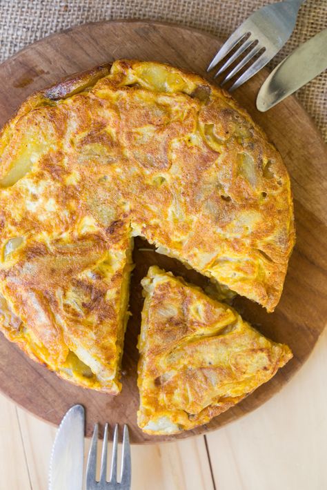 Tortilla Aesthetic, Tortilla Espanola Recipe, Tortilla Spanish, Tortilla Patatas, Tortilla Espanola, Spanish Recipe, Spanish Tortilla, Spanish Foods, Salad Recipes Healthy Easy