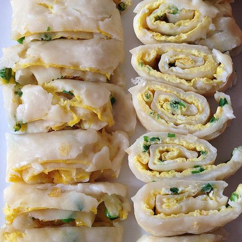 Dan Bing (Taiwanese egg crepe) by joyosity, via Flickr Dan Bing Recipe, Rolled Egg, Egg Crepe, Taiwanese Breakfast, Denmark Food, Poland Food, Cincinnati Chili, Ireland Food, Taiwanese Cuisine