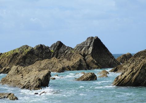 Discover the hidden gem of Tunnels Beach in Ilfracombe, Devon! 🏖️ Unveil its stunning views, rich history, and serene beauty. Click the link to explore! 🌊✨ #TravelEngland #HiddenParadise Ilfracombe Devon, Tunnels Beach, Nature Wallpapers, Devon England, England Travel, Hidden Gem, Nature Wallpaper, Stunning View, Devon