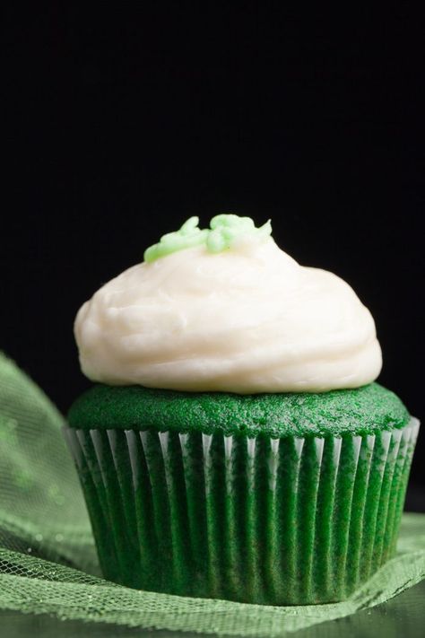 Cake Mix With Pudding, Green Velvet Cupcakes, Green Velvet Cake, Irish Dinner, Cake Mix Cupcakes, Vanilla Cream Cheese, German Chocolate Cake Mix, Vanilla Cream Cheese Frosting, Green Cupcakes