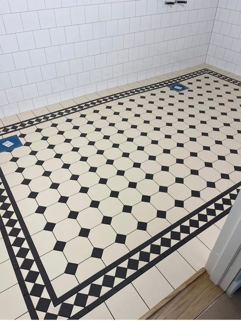 Edwardian Style Bathroom, Chequered Floor Bathroom, Bathroom Tile Shower Ideas, Tiles Kitchen Floor, Tiles Painting, Black And White Bathroom Floor, Tile In Bathroom, Floor Tiles Kitchen, Parisian Bathroom