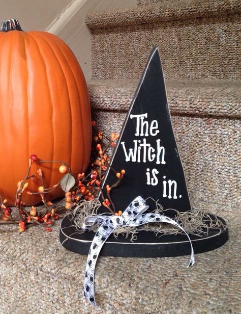 Wooden witch hat fall decor Halloween Wooden Witch, Wood Witch, Sign Boards, Halloween Wood Crafts, Halloween Sign, Fall Halloween Crafts, Fall Projects, Fall Halloween Decor, Craft Night