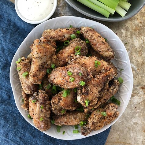 Salt Pepper Wings, Wings Airfryer, Salt And Pepper Wings, Classic Spinach Dip Recipe, Honey Sriracha Chicken Wings, Sriracha Chicken Wings, Jerk Chicken Wings, Making French Fries, Salt And Pepper Chicken