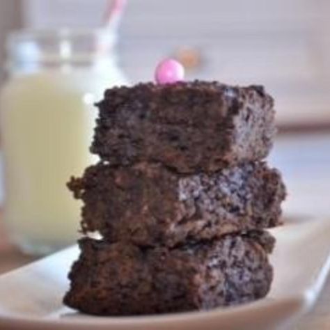 You don't have to feel guilty about eating brownies anymore. Paired with chocolate chips and cocoa powder, lentils transform these sweet treats into nutritiously stunning chocolaty delights. Go ahead and pile them up on a plate. Lentils are superfoods high in protein, iron, and fiber! Lentil Brownies, Lentil Dessert, Lentil Cookies, Paleo Brownies, Superfood Recipes, Lentil Recipes, Milk Chocolate Chips, How Sweet Eats, Healthy Sweets