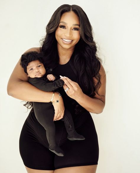 Black Motherhood Photography, Maternity Picture Outfits, Blk Women, Mommy Daughter Photos, Black Motherhood, Mommy And Baby Pictures, Maternity Photo Outfits, Planning Pregnancy, Mother Daughter Fashion