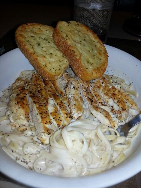 Homemade Chicken Fettuccine Alfredo with a side of Garlic Bread Garlic Bread And Pasta, Pasta With Garlic Bread, Breaded Chicken Alfredo Pasta, Chicken Alfredo With Garlic Bread, Chicken Alfredo Aesthetic, Chicken Alfredo Pasta Bread Bowl, White People Food, Breaded Chicken Fettuccine Alfredo, Chicken Fettuccine Alfredo Aesthetic