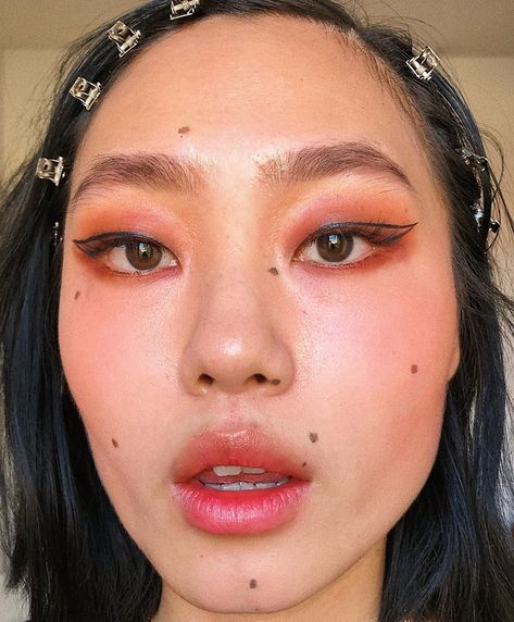 Kicki Yang Zhang 张旸 on Instagram: “a look I wear very often cuz I think graphic liner is xtra cute on monolids!!!” Graphic Eyeliner, Graphic Liner, Make Up Inspo, Asian Eyes, Blue Eye Makeup, Beauty Basics, Makeup Eyeliner, Summer Makeup, Pretty Makeup