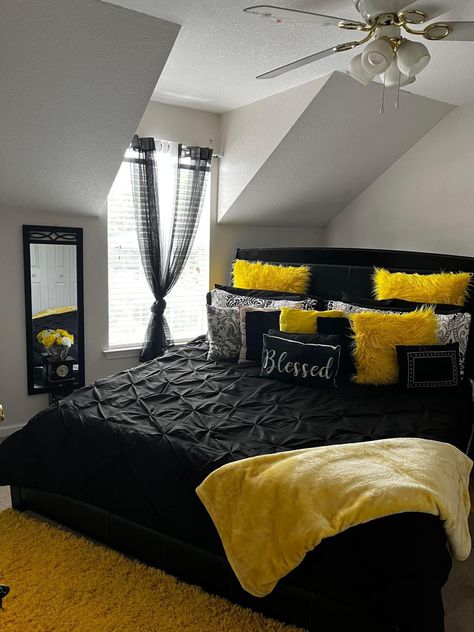 Room Ideas For Black Furniture, Black And Yellow Bedroom Decor, Black And Yellow Bedroom Ideas For Women, Orange Bedroom Ideas For Women, Black And Yellow Dorm Room Ideas, Yellow Bedroom Ideas For Women, Yellow And Black Room Decor, Orange And Black Room Ideas, Black And Yellow Room Bedroom Ideas