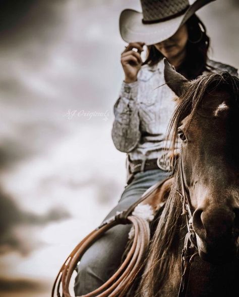 Western Horse Photoshoot Ideas, Horse Riding Photoshoot, Cowgirl Senior Pictures, Horse Photoshoot Ideas, Equine Photography Poses, Western Photo Shoots, Horse Senior Pictures, Cowgirl Photoshoot, Horse Photography Poses