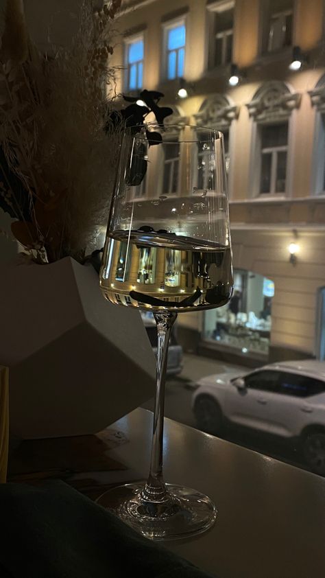 Wine Asethic, Wine Glass Aesthetic, Glass Aesthetic, Rich Girl Aesthetic, Fancy Drinks, Wine Night, Night Scenery, Dark Feminine Aesthetic, Pretty Drinks