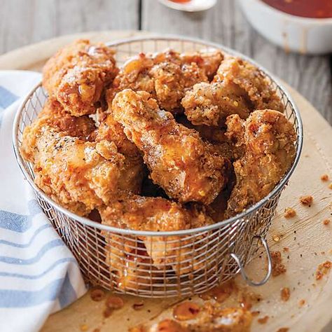 These Fried Chicken Wings with Warm Spicy Honey are an experience! One bite is full of crispy, crunchy coating, juicy meat, and the spicy-sweet sauce. Spicy Baked Chicken Wings, Honey Fried Chicken, Iron Ideas, Chicken Wing Sauces, Sweet And Spicy Chicken, Iron Recipes, Buttermilk Chicken, Fried Chicken Wings, Cast Iron Recipes