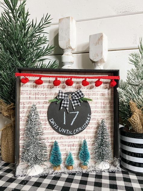 Dollar Tree Chalkboard DIY Countdown to Christmas Sign Diy Countdown To Christmas, Countdown To Christmas Sign, Chalkboard Countdown, Diy Countdown, Holiday Chalkboard, Chalkboard Diy, Countdown Christmas, Christmas Signs Diy, Ornament Tags