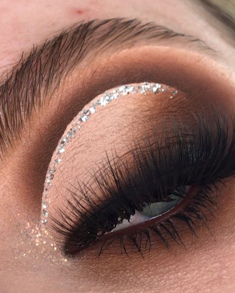 Halo Cut, Glitter Liner, Make Up Inspo, Cut Crease, Silver Glitter, Makeup Looks, Siding, Glitter, Train