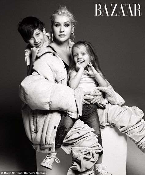 Christina Aguilera poses with her cute kids Summer and Max in the new issue of Harper's Bazaar Mario Sorrenti, Kids Photoshoot, Celebrity Moms, Family Fashion, Music Icon, Bruce Springsteen, Christina Aguilera, Mom Kid, Female Singers