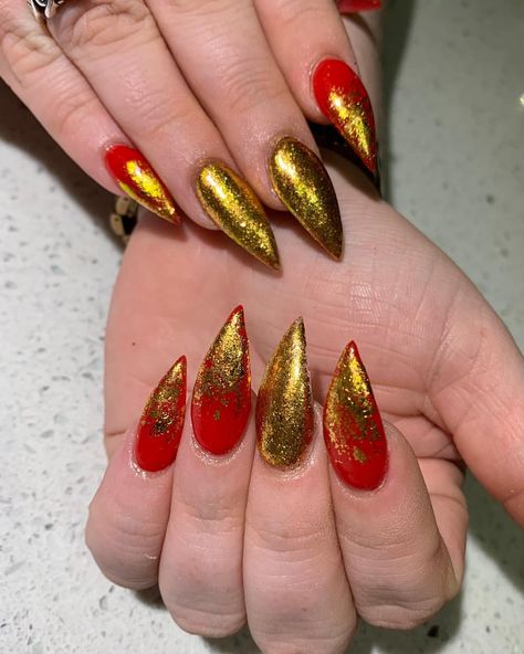 Stiletto nails, long nails, red nails, gold nails, foil nails, nail art, nail designs, glam nails, witch nails Chrome And Gold Nails, Red Nail With Gold, Long Nails Red, Red Nails Gold, Stiletto Nails Long, Acrylic Nails Stiletto, Art Nail Designs, Witch Nails, Nail Work