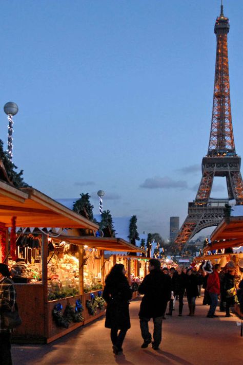 Paris During Winter, Christmas In Paris Photography, Paris In Christmas Winter, Paris In December Aesthetic, Paris On Christmas, Paris Christmas Markets, Paris Aesthetic Christmas, Paris At Christmas Time, December In Paris