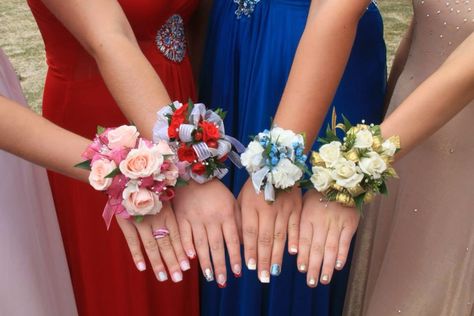 Prom Flowers Corsage, Prom Corsages, Prom Corsage And Boutonniere, Boutonnieres Prom, Girl Prom, Rose Corsage, Dream Prom, Corsage And Boutonniere, Corsage Prom