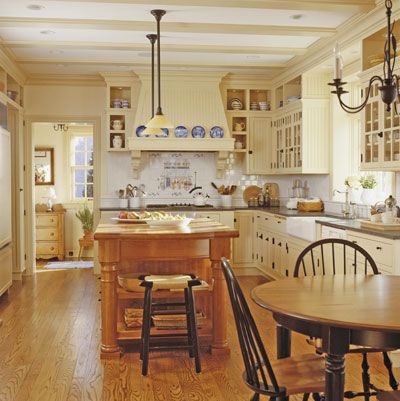 isla cocina Creamy Cabinets, Danish Plates, French Country Kitchen Island, Modern Victorian Kitchen, Plate Rail, Country Kitchen Island, Estilo Cottage, Vintage Kitchen Cabinets, Inviting Kitchen