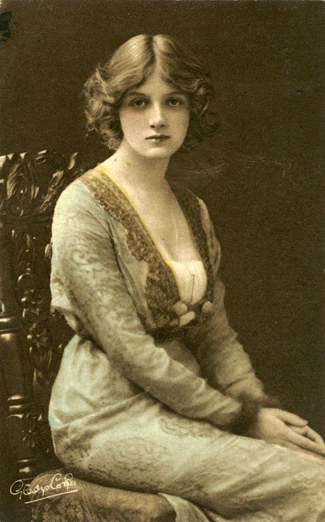 vintage everyday: One of the Most Beautiful Edwardian Actresses – The Beauty of Young Gladys Cooper Through Colorized Postcards Historical Hairstyles, Old Portraits, Portrait Vintage, Victorian Photos, Arte Van Gogh, Photographie Portrait Inspiration, Foto Vintage, Photo Vintage, Edwardian Fashion