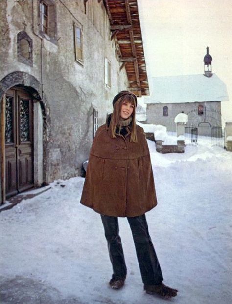 Jane Burlington Style, Jane Birkin Winter, Style Jane Birkin, 70s Winter, Big Fur Coat, Jane Birkin Style, Chalet Chic, 60s Women, Winter 23