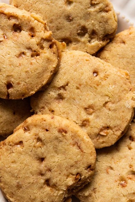 Brown Sugar Shortbread Cookies, Brown Butter Shortbread Cookies, Toffee Shortbread Cookies, Brown Butter Shortbread, Toffee Shortbread, Best Shortbread Cookie Recipe, Sable Cookies, Boozy Treats, Butter Shortbread Cookies