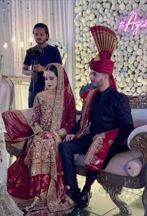 Ayesha Beig Outfits, Groom Barat Dress Pakistan, Pakistani Bride And Groom Outfits, Shahveer Jafry Wedding, Pakistani Groom Outfits, Black Sherwani Groom Pakistani, Pakistani Sherwani Grooms, Barat Dress Ideas, Groom Sherwani Pakistani