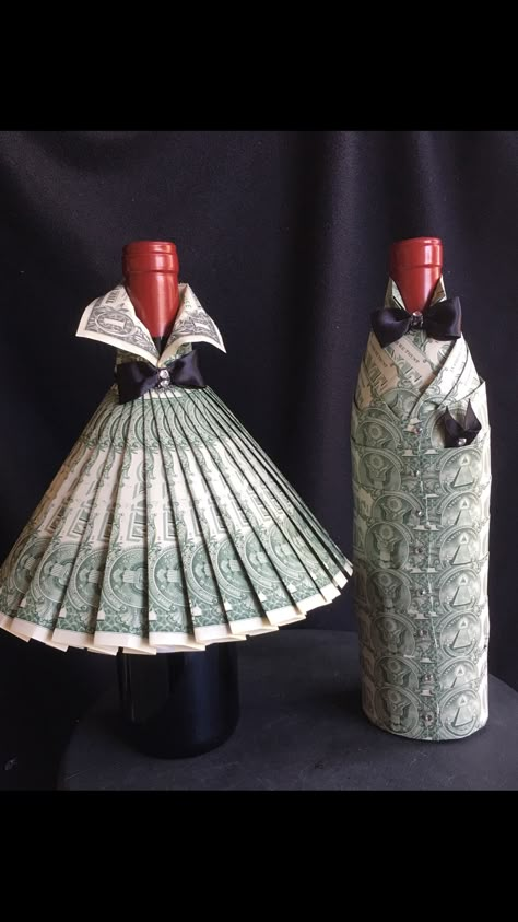 Wine and Money Holiday Wine Bottle Crafts, Wedding Cash Gift, Holiday Wine Bottles, Best Graduation Gifts, Graduation Gift Ideas, Creative Money Gifts, Girlfriend Christmas, Dollar Gift, Wine Bottle Diy Crafts