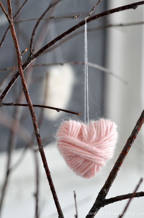 Yarn Hearts Valentine's Day Craft: use recycled styrofoam meat trays and yarn and to create these fuzzy 3D hearts for Valentine's Day. Friendship Decor, Yarn Hearts, Heart Project, 3d Hearts, Meat Trays, Diy Valentine's Day Decorations, Inexpensive Crafts, Heart Diy, Valentine Activities