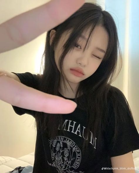 Pelo Ulzzang, Korean Photo, 사진 촬영 포즈, Cute Makeup Looks, Foto Poses, Korean Aesthetic, Foto Ideas Instagram, Cute Poses, Cute Selfie Ideas