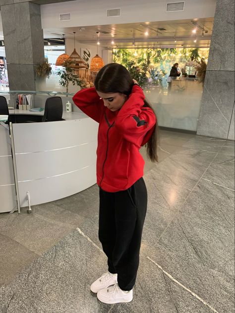 Nike Tech Girl Outfit, Red Zip Up Outfit, Nike Tech Girl, Nike Style Outfit, Nike Sweatshirt Outfit, Red Hoodie Outfit, Red Nike Tech, Nike Hoodie Outfit, Red Outfits For Women