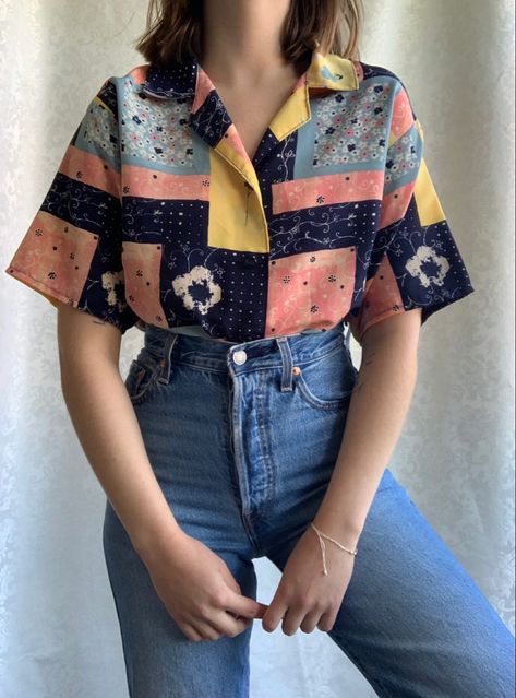 Multicolor Top Outfit, 70s Shirts Vintage, Colorful Blouse Outfit, Dad Shirt Outfit Women, Short Sleeve Button Up Outfit Women, Vintage Shirt Outfit, Vintage Tops For Women, Trendy Tops For Women Casual, Vintage Shirts For Women