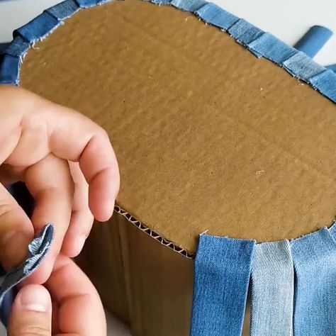 Old jeans make a great basket😍❤✔ | jeans, basket | Old jeans make a great basket😍❤✔ | By MetDaan Fashion Diy Quilting, Basket Making, Woven Baskets, Old Jeans, Quilting Patterns, Recycled Crafts, Blue Jean, Basket Weaving, Quilt Patterns