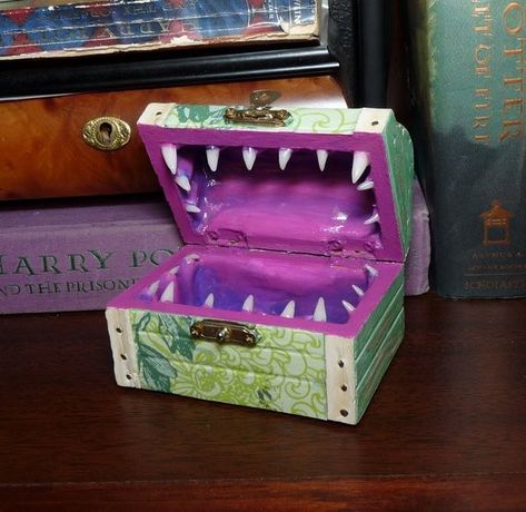 Chest Box Ideas, Dungeons And Dragons Trunk Or Treat, Painted Treasure Chest Ideas, Dnd Dice Holder Diy, Dungeons And Dragons Diy Gift, Dice Box Ideas, Diy Dice Holder, Dice Holder Diy, Diy Mimic Chest