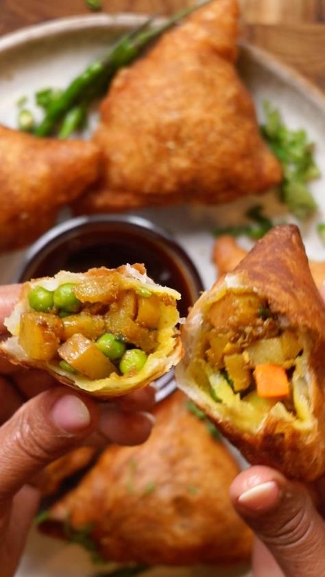 Samosa Vegetable, Samosa Recipe Indian, Indian Samosas, Frozen Peas And Carrots, Fijian Food, Vegetable Samosa, Potato Filling, Mint Chutney, Tamarind Sauce