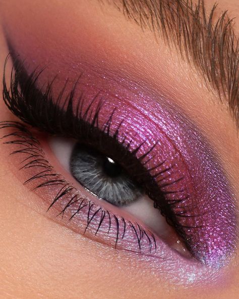 Pat McGrath on Instagram: “LAVENDER GLIMMER ⚡️⚡️⚡️ The Celestial Divinity Luxe Quad in ‘FLEUR FANTASIA’ stars four sublime shades: ‘LAVENDER BLUE,’ a legendary…” Pink And Purple Eye Makeup, Pink Glitter Makeup, Purple Makeup Looks, Natural Prom Makeup, Hazel Eye Makeup, Bold Makeup Looks, Purple Eye Makeup, Pink Eye Makeup, Cute Eye Makeup