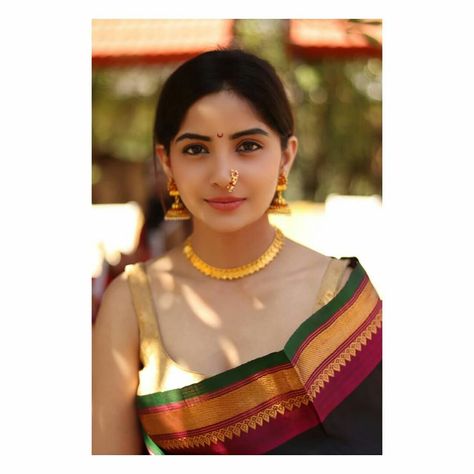 Maharathi Look, Marathi Saare Look, Navari Look Simple, Marathi Saree Look Simple With Nath, Simple Marathi Look, Maharastrian Women In Saree, Maharashtrian Traditional Look, Simple Maharashtrian Look, Marathi Saree Look Simple