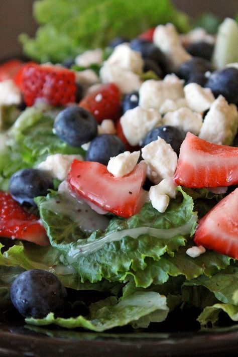 Blue Salad, Breakfast Salad, Romaine Lettuce Salad, Fourth Of July Food, Blue Food, Summer Salad Recipes, Ninja Warrior, Summer Salad, Sweet Summer