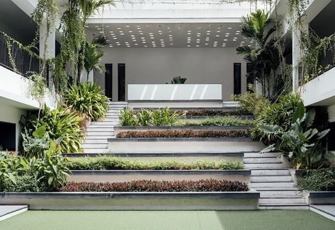 SA plans a stepped courtyard in the center of 'northstar school' in india Indian Courtyard House, Central Courtyard House Plans, Central Courtyard House, Indian Courtyard, Educational Architecture, Central Courtyard, Courtyard House Plans, Tiered Garden, Paved Patio