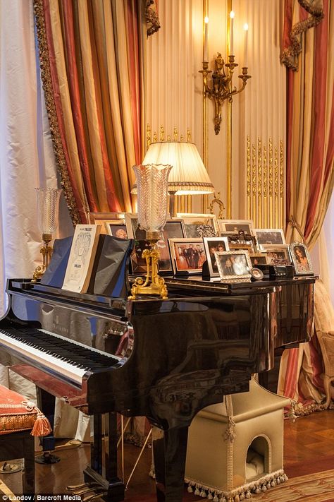 Family love: Joan placed pictures of her loved ones on top of a black baby grand piano Grand Piano Decor, Grand Piano Living Room, Grand Piano Room, Piano Living Rooms, Baby Grand Piano, Piano Decor, Black Piano, Baby Grand Pianos, Piano Room