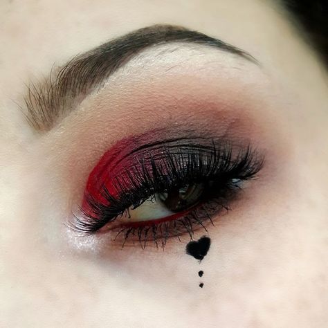 Queen Of Hearts Aesthetic Makeup, Red Queen From Alice In Wonderland, Queen Of Heart Makeup Ideas, Queen If Hearts Makeup, Harley Quinn Jester Makeup, Queen Of Hearts Dress Inspiration, Cute Queen Of Hearts Makeup, Queen Of Hearts Eye Makeup, Casino Theme Makeup